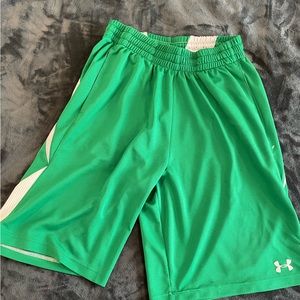 Men’s basketball shorts size L